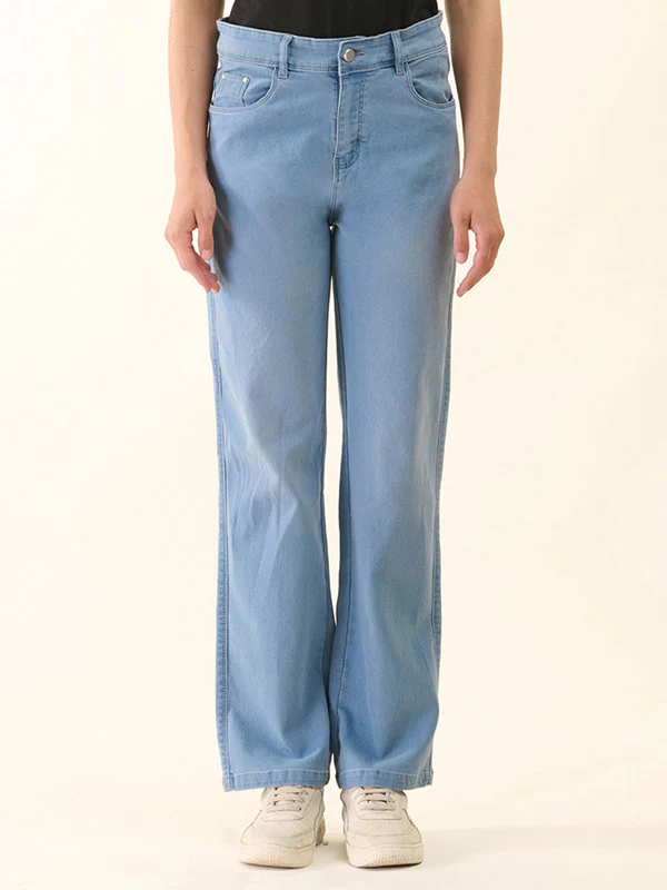Manufacturer, Exporter, Importer, Supplier, Wholesaler, Retailer, Trader of Women Mid Blue Straight Fit Jeans in New Delhi, Delhi, India